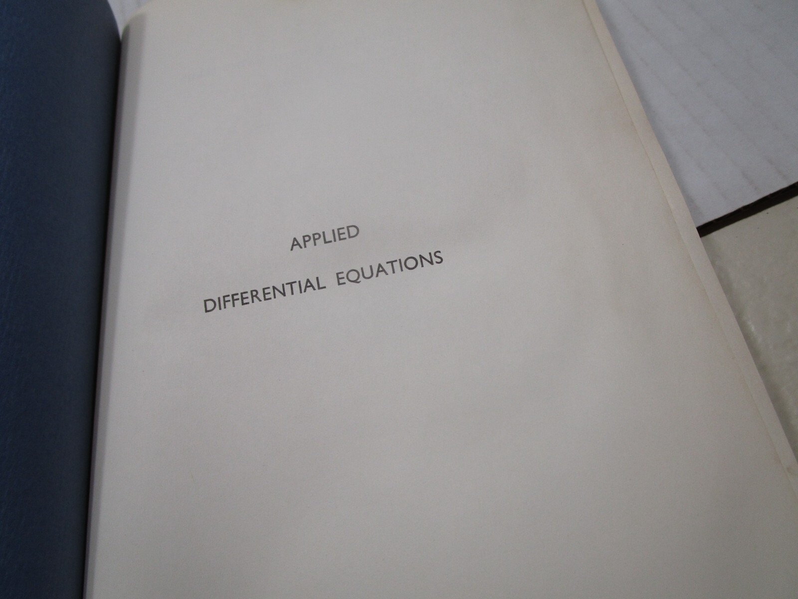 Applied Differential Equations : Second Edition – Murray R. Spiegel – 1967 HC