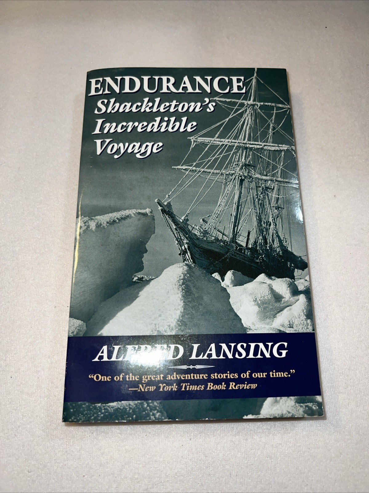 Endurance: Shackleton’s Incredible Voyage – paperback Lansing, Alfred